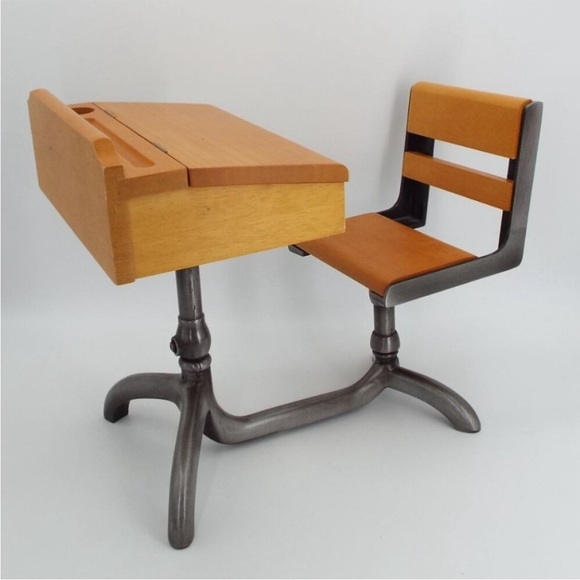 Retired American Girl Molly School Desk - Picture 1 of 8